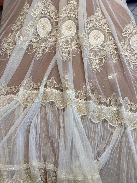 Weelderig geborduurd tule met geplooide ruches - Swarovski, Antiquités & Art, Tapis & Textile