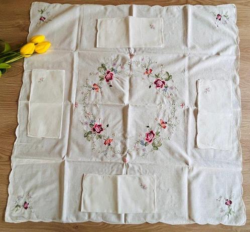 Epergne (7) - Katoen, Linnen, Zijde - Met de hand geborduurd, Antiek en Kunst, Antiek | Tapijten, Tafelkleden en Textiel