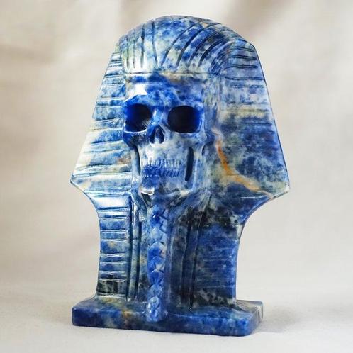 Handgesneden farao-schedelsculptuur in Sodalietkristal -, Verzamelen, Mineralen en Fossielen