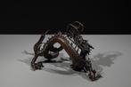 Brons - Een bronzen okimono van een opgerolde Ry-draak -