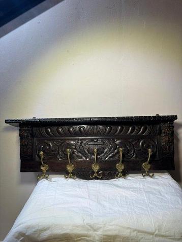 Porte-manteau - Rare antique with detailed carving, lion