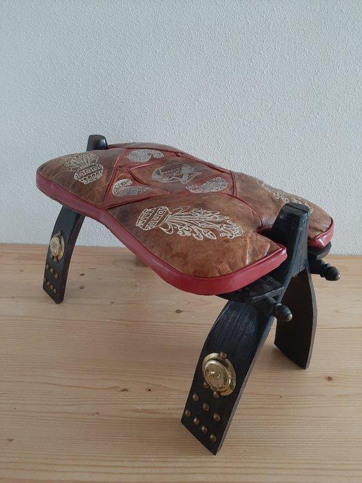 Tabouret - Bois, Cuir - selle de chameau, Antiquités & Art, Curiosités & Brocante