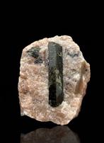 Apatiet Kristal op matrix - Hoogte: 105 mm - Breedte: 95 mm-