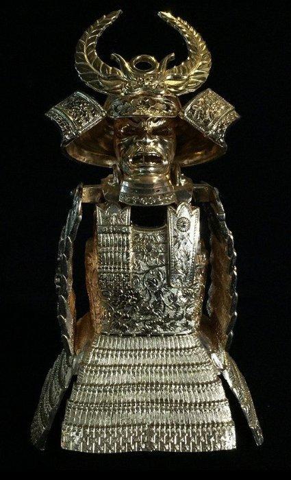 Goud metaal - Okimono Japanse vintage metalen samoerai-armor, Antiek en Kunst, Antiek | Overige Antiek