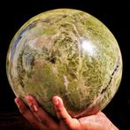 Inclusion de saphir bleu, pierre de vesuvianite verte Sphère