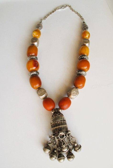 Zilver, Metaal, Hars, Copal - Ketting met hanger - Bedoeïn, Antiek en Kunst, Kunst | Niet-Westerse kunst