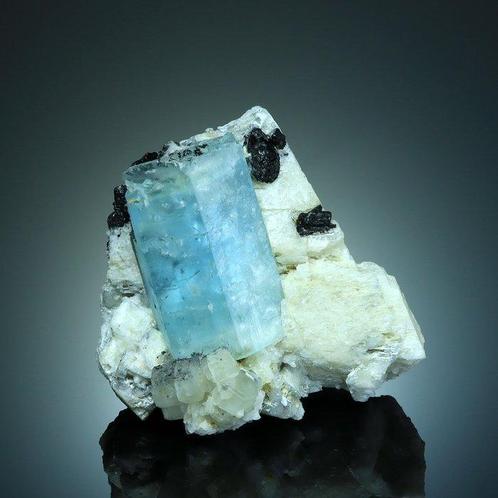 Béryle aquamarine avec tourmaline schorl sur feldspath, Verzamelen, Mineralen en Fossielen