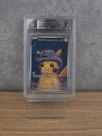Pokémon - 1 Card Pokémon x Van Gogh Pikachu - Grey Felt Hat, Hobby en Vrije tijd, Nieuw