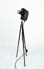 Lamp - Metaal, filmcamera lamp op antiek driepoot statief., Antiek en Kunst