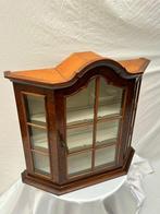 Vitrinekast - Elegantie in Hout: Authentieke/Antieke