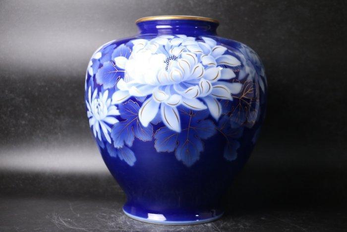 Elegante Arita-vaas – Witte en lichtblauwe pioenrozen op, Antiquités & Art, Antiquités | Autres Antiquités