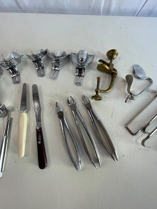 Medische instrumenten tandartsen - tandarts (35) - Koper,, Antiek en Kunst, Antiek | Wandborden en Tegels