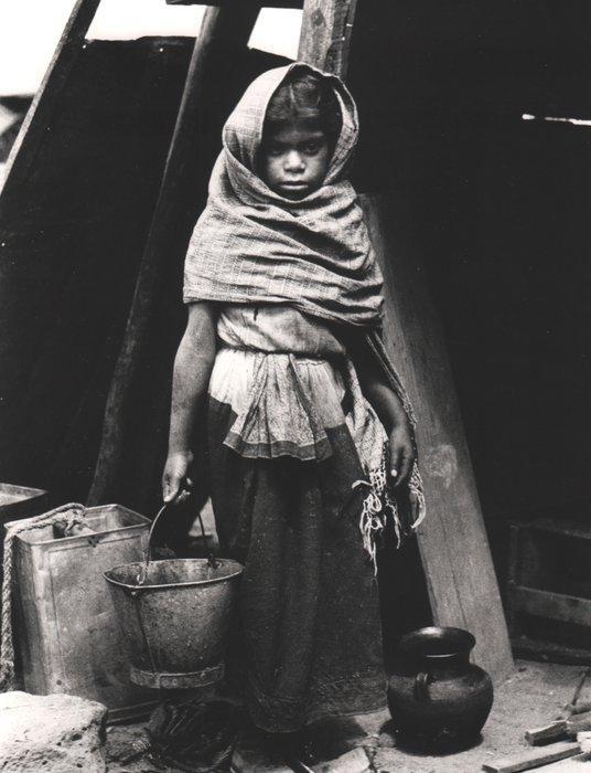 Tina Modotti (1896–1942) - Girl carrying Water, Mexico, 1926, Antiek en Kunst, Kunst | Designobjecten