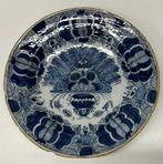 Delfts blauw bord – Pauwenstaart decor – ca. 1740–1770 - De, Antiquités & Art