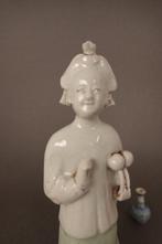 Figuur - Standing Man Holding an Instrument - Long Gawn,, Antiek en Kunst