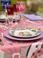 Tafelkleed met bloemenprint in zachte kleuren, ruime tafels.