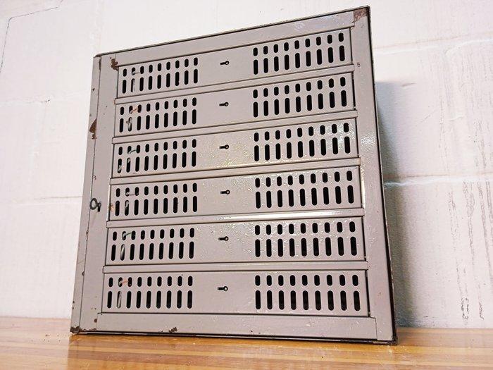 Industrial Brievenbus - 1970-1980 - Geredde brievenbus, Antiek en Kunst, Antiek | Wandborden en Tegels