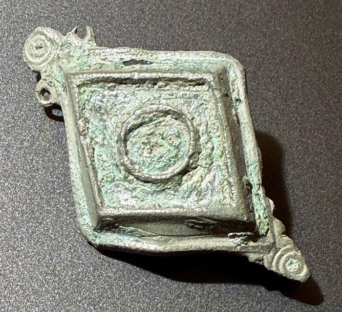 Oud-Romeins Brons Mooi gevormde rhombriek broche met een, Antiquités & Art, Antiquités | Autres Antiquités