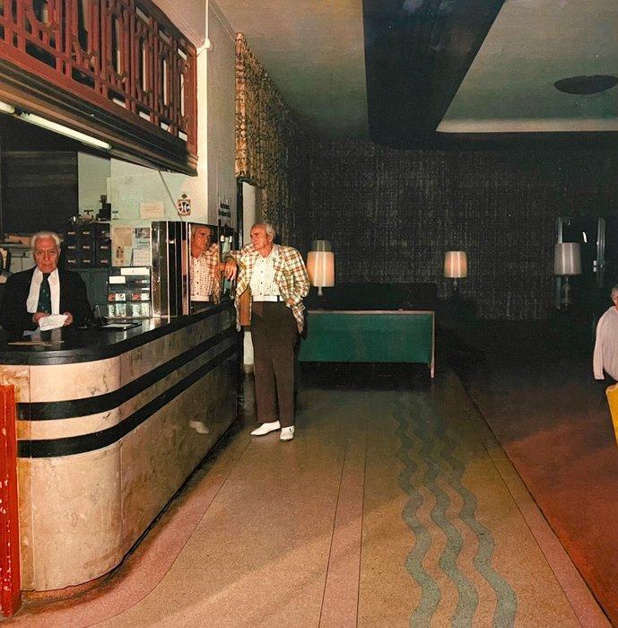 Andy Sweet - Man in the Mirror, Miami Beach, Antiek en Kunst, Kunst | Designobjecten