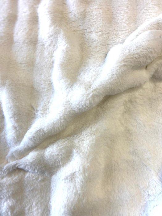 Prachtige snit van ultrasofte optisch witte pels, gemaakt in, Antiquités & Art, Tapis & Textile