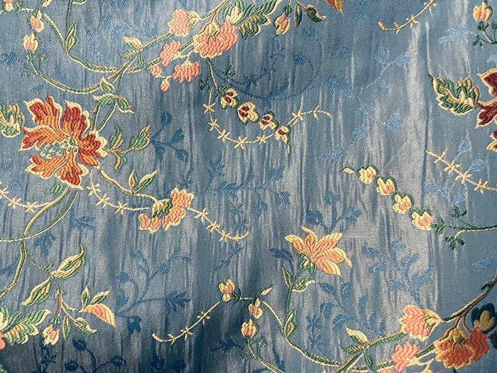 Tijdloze elegantie: meubelstof met bloemrijk borduurwerk -, Antiek en Kunst, Antiek | Tapijten, Tafelkleden en Textiel