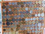Wereld. Selection of 199 world coins and 28 banknotes + 3, Postzegels en Munten