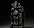 graniet EEN GRANIETEN FIGUUR VAN GANESHA, ORISSA, 13E EEUW -