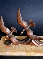 Beeldje - Oiseaux en vol sur vagues - Marmer, Zinklegering, Antiquités & Art