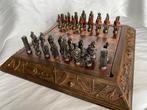 Schaakspel - Houten bord met geëtste patronen en bronzen