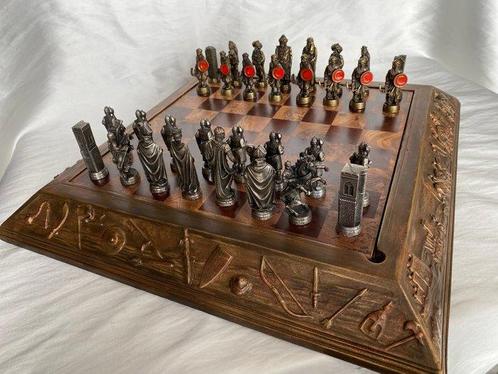 Schaakspel - Houten bord met geëtste patronen en bronzen, Antiek en Kunst, Curiosa en Brocante