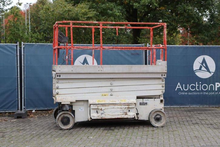 Veiling: Schaarlift Oshkosh 2646ES Elektrisch 9.92m 2014, Zakelijke goederen, Machines en Bouw | Liften, Steigers en Ladders, Ophalen