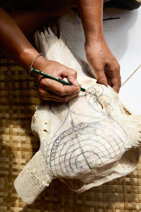 Geen veilingprijs - Handgesneden stierenkop - Bladmotief met, Antiek en Kunst, Kunst | Designobjecten