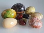 Gepolijste eieren en bollen van natuurlijke stenen (onyx,