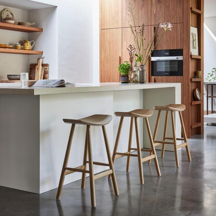 Scandinavische houten barkruk Silja - Bar of kookeiland kruk, Huis en Inrichting, Barkrukken, Nieuw, Met voetsteun, Hout, 60 tot 90 cm