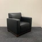design fauteuil zwart leder met houten onderstel, Huis en Inrichting, Stoelen, Gebruikt, Zwart, Eén