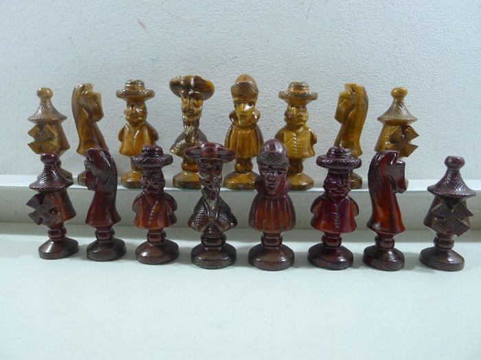 Jeu déchecs gout Pancha en bois vitrifié avec coffre de, Antiek en Kunst, Curiosa en Brocante