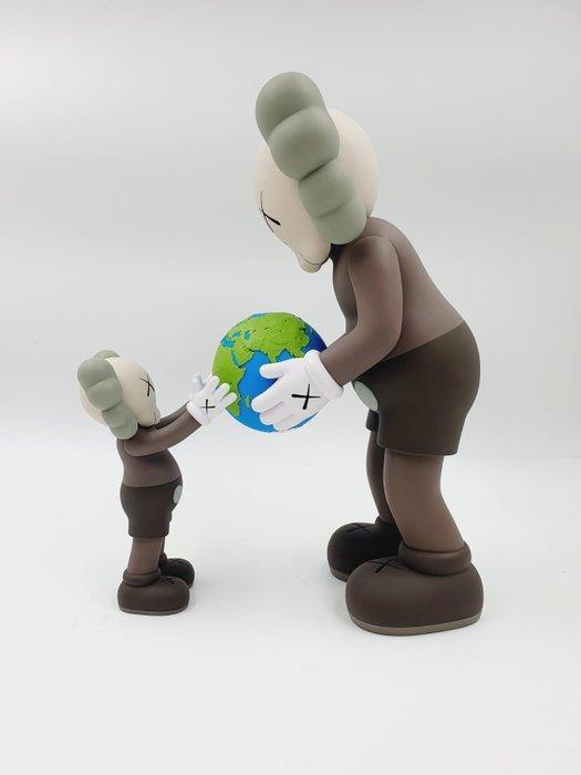 Kaws (1974) - Kaws The Promise Brown edition 2022, Antiek en Kunst, Kunst | Designobjecten