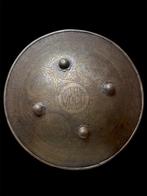 Qajar-stijl pantser set – helm, schild en armbeschermers –, Antiek en Kunst