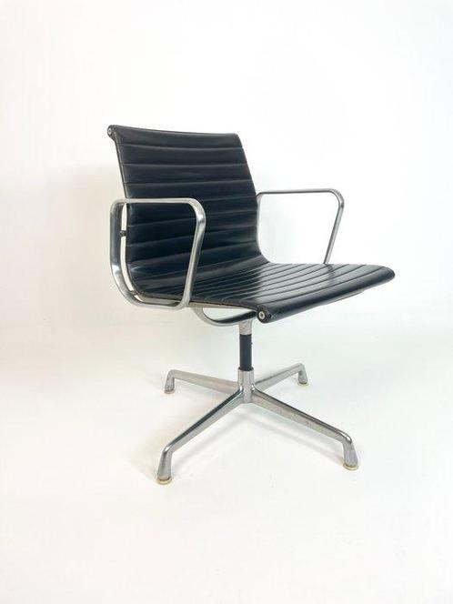 ICF - Charles Eames - Chaise - EA108 - Aluminium, Cuir, Antiek en Kunst, Antiek | Meubels | Stoelen en Sofa's