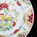 Bord - Assiette aux émaux de la Famille Rose à décor central