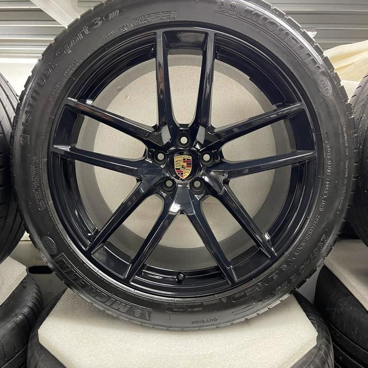 Porsche Macan S III ORIGINELE 20”zwart met banden (8-9mm), Auto-onderdelen, Banden en Velgen, 20 inch, 295 mm, Personenwagen, Gebruikt