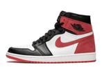 Air Jordan 1 Retro High OG Track Red - Maat 44.5 EU, Kleding | Heren, Schoenen, Ophalen of Verzenden, Nieuw