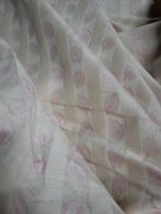 Symfonie van het Oosten: Ornamentaal brokaat met gouden