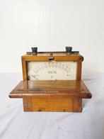 Voltmètre ancien de laboratoire , steampunk -