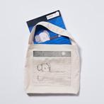 Kaws (1974) - Kaws  x Uniqlo Artbook + Tote Bag, Antiek en Kunst