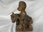 Beeldje - Houten beeld van een figuur op een paard - Hout