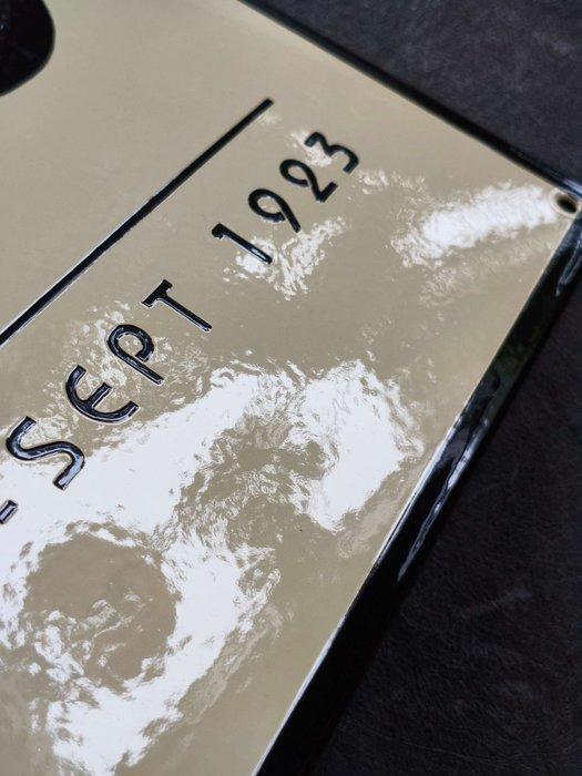 Bauhaus - enamel sign BAUHAUS Flecken Emailschild Emaille, Antiquités & Art, Antiquités | Assiettes décoratives & Carrelages