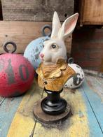 Ornement décoratif - Europe - Lapin en costume en bustier
