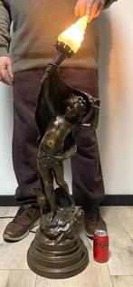Auguste Moreau (1834-1917) - Sculpture, met fakkel Lamp Le, Antiek en Kunst