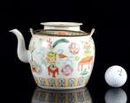 Een Chinese theepot uit The Hundred Antiques met deksel. -